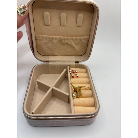 Traveling Pink Jewelry Organizer including 2 pairs of earrings - Picture 7 of 8